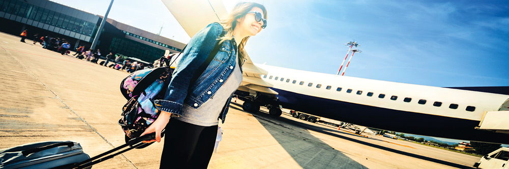 Jeune femme avec une valise à l'aéroport