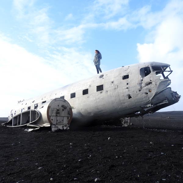 Saskia encima de los restos de un avión accidentado